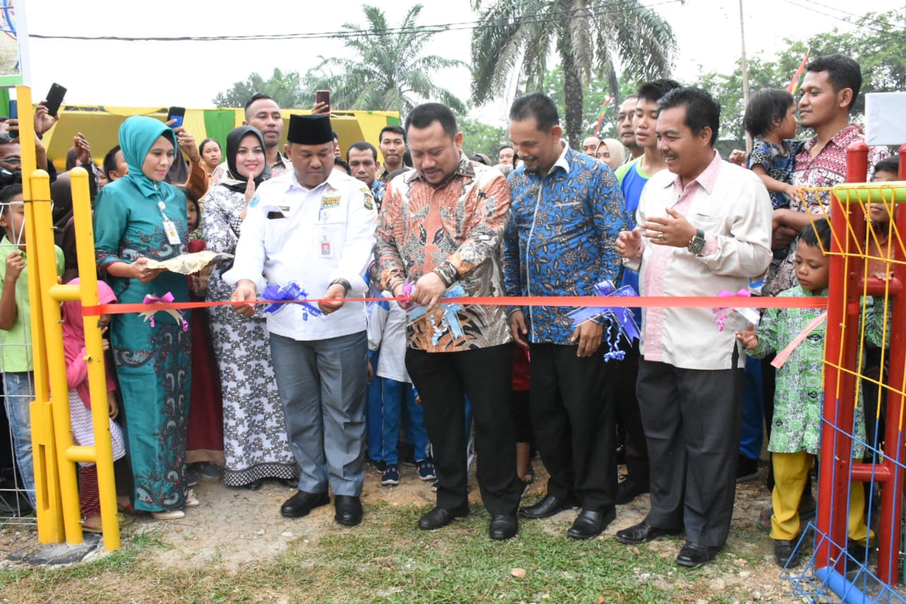 Bupati Kampar Resmikan Taman  Bermain  Layak Anak 