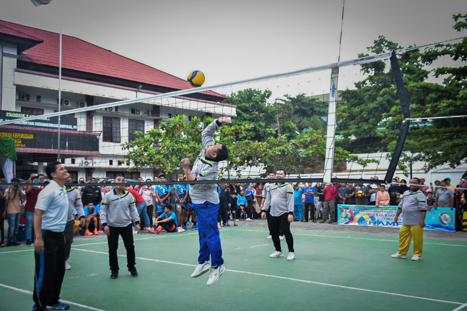 Semarak Hari Jadi Kampar Bupati Kampar Dan Forkopimda Lawan Para Kepala OPD Eksibisi Volly Ball