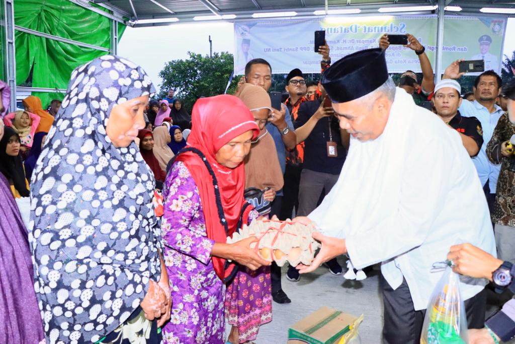 Serahkan 100 Paket Sembako dan Santunan Anak Yatim, Dr. H. Kamsol